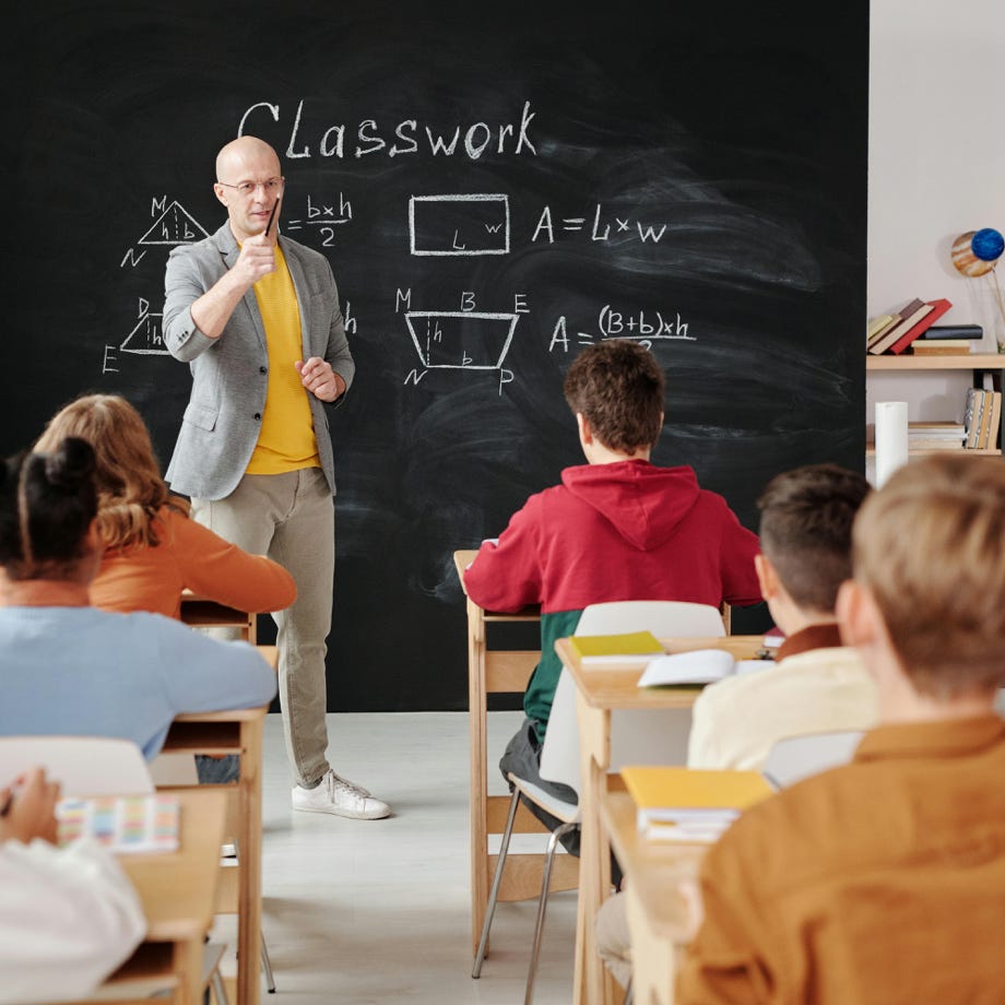 Insegnante Che Pone Una Domanda Alla Classe